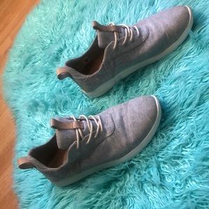 Comfy and simple. Love Toms and you will too!